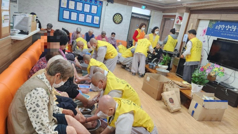 [발을 씻겨드리는 자비명상 스님들]