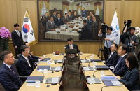 금통위원들 "경기회복 위해 금리낮춰야…환율·가계부채는 유의"