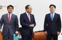 與 "野, 산유국 기대에 찬물", 민주당 "국민 절망 엑스포 연상"