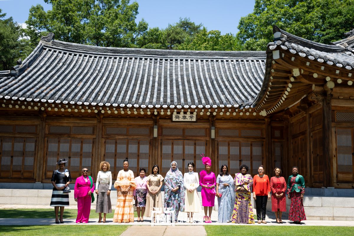 [김건희 여사(왼쪽 여덟 번째)가 4일 청와대에서 한-아프리카 정상회의 차 방한한 아프리카 13개국 정상 배우자들과 포즈를 취하고 있다. (사진 대통령실제공)]