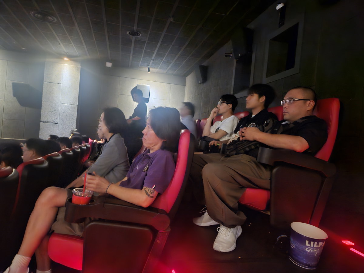 [영화 관람 중인 서포터즈 RED의 최지은 서포터와 최캔디 서포터]