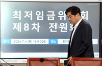 내년 최저임금 액수 협상 개시 "대폭 인상" vs "동결"