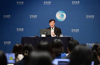 한은 총재 "차선 바꾸고 방향 전환할 준비"…금리 인하 시사
