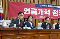 與 "국민연금 소득대체율, 정부안 42%·野 45% 사이서 절충"