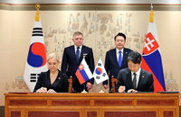 韓-슬로박 정상회담…尹 "양국 전략적동반자관계 수립 뜻깊어"