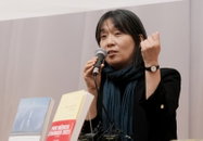 한국 소설가 한강, 한국 최초 노벨문학상 수상!