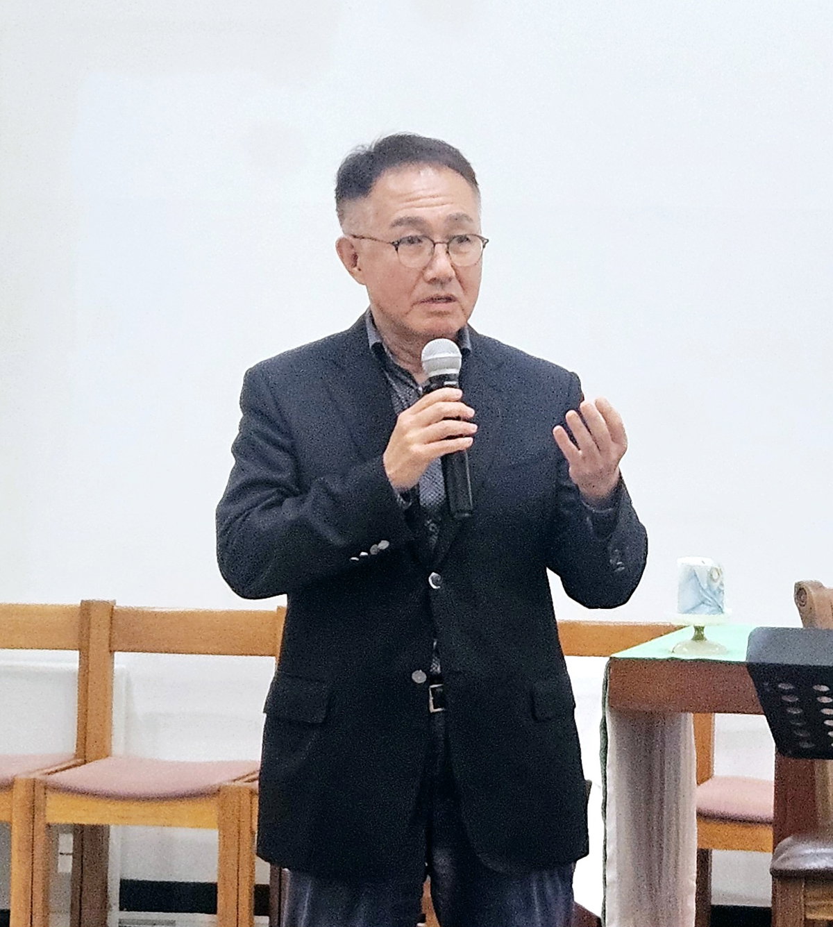 ['불안의 시대, 정신건강'을 주제로 강의 중인 함영준 대표, 마음건강 길 대표, 조선뉴스프레스 상임고문, 약력: 전 조선일보 기자 특파원 역임, 전 청와대 문화체육관광비서관 역임, 전 고려대 미디어학부 교수 역임, 저서: &lsquo;나 요즘 마음이 힘들어서&rsquo;, &lsquo;내려올 때 보인다&rsquo; 등 다수]