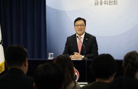 내년부터 대출 중도상환수수료 절반…우체국서 은행업무도