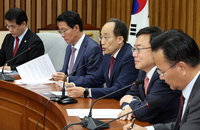 이틀째 침묵 韓, 대응수위 숙고…친윤 "尹통화, 법위반 아냐"
