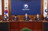 한총리 "美 차기정부 상당한 정책 전환 전망…실효 대책 강구"