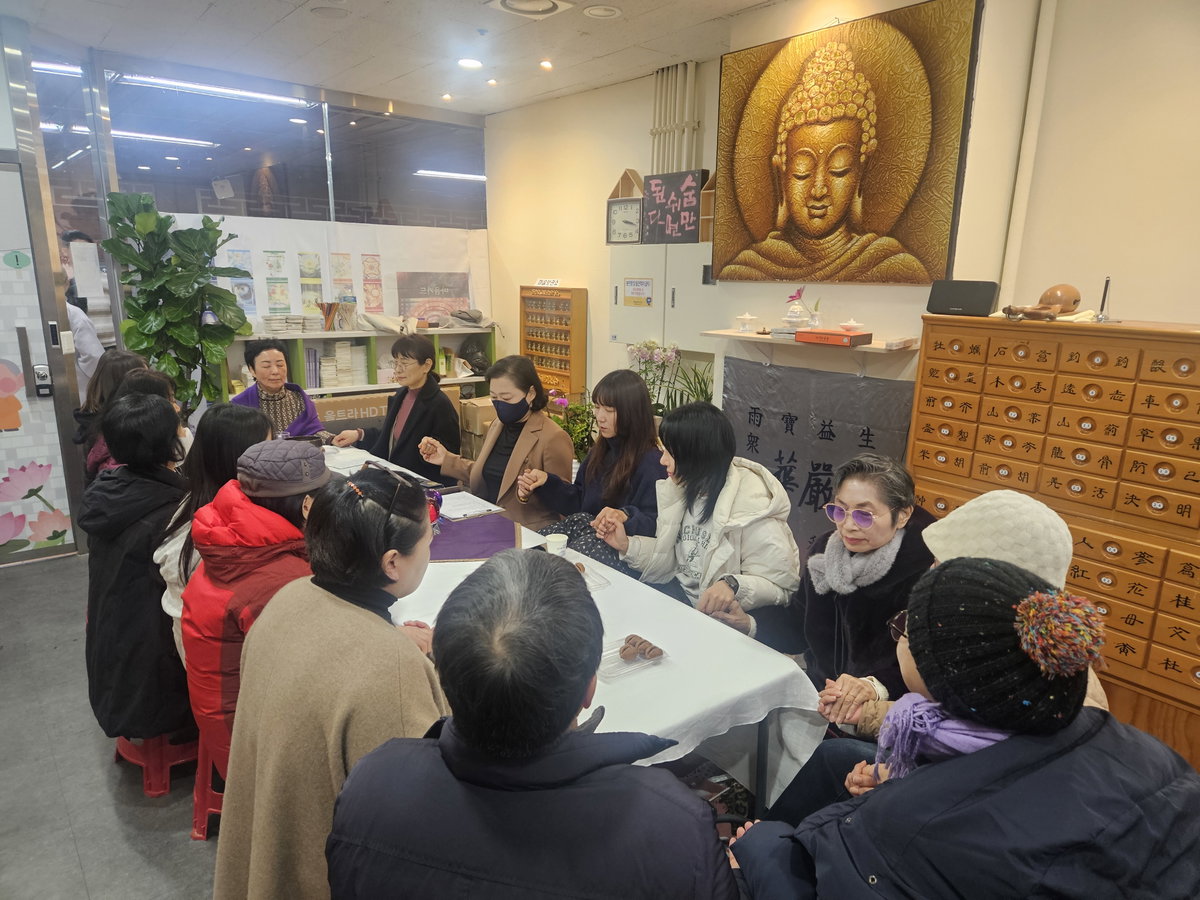 [마음돌봄 프로그램에 대해 설명하는 미고사 명상연구소 이애란 대표]