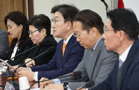 권성동 "헌재, 10건 계류 탄핵안 중 尹 탄핵심판에만 열 올려"