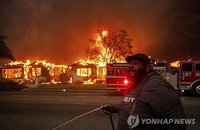 LA 산불 확산…최소 5명 사망, 15만명 대피령