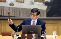 한은 기준금리 3.0% 동결…1400원대 후반 환율 고려