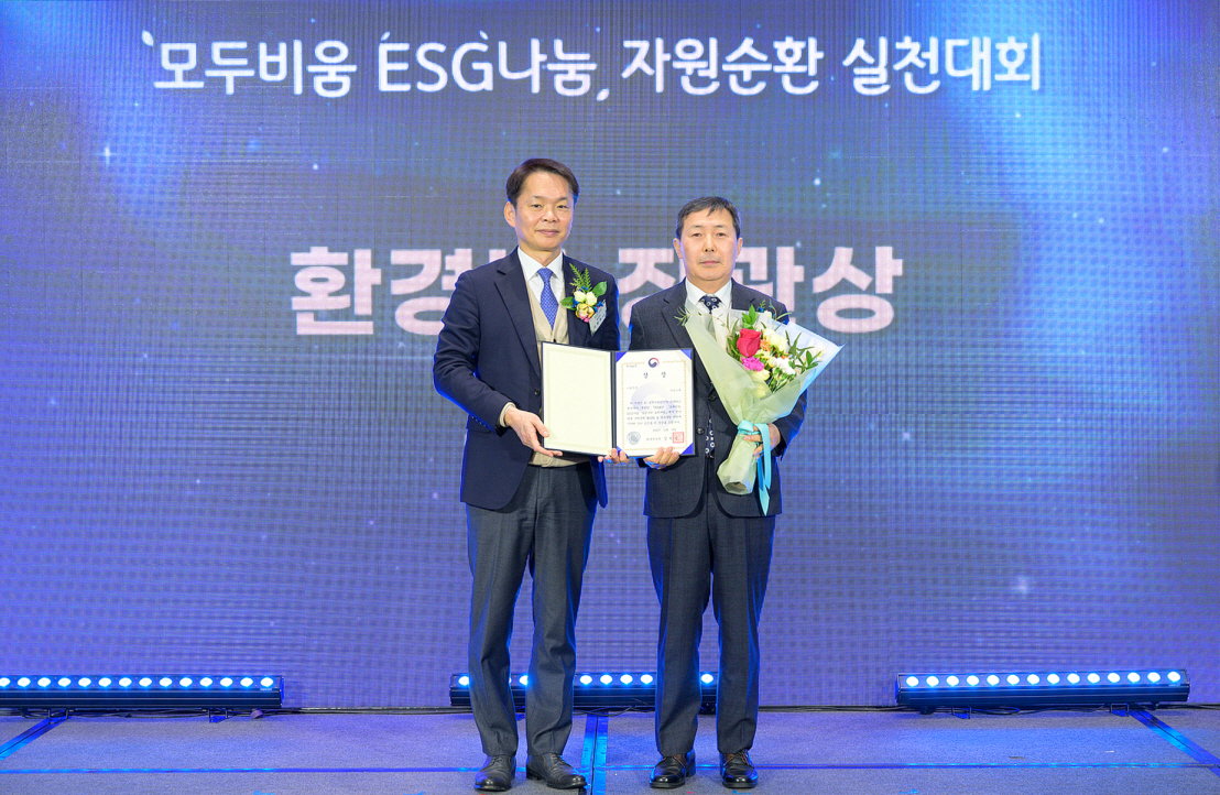 
▲(왼쪽부터) 이병화 환경부 차관, 빙그레 구매담당 최노환 상무
