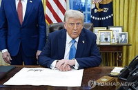 트럼프, 북미 관세 한 달 유예…멕시코·캐나다 조치에 압박 조정