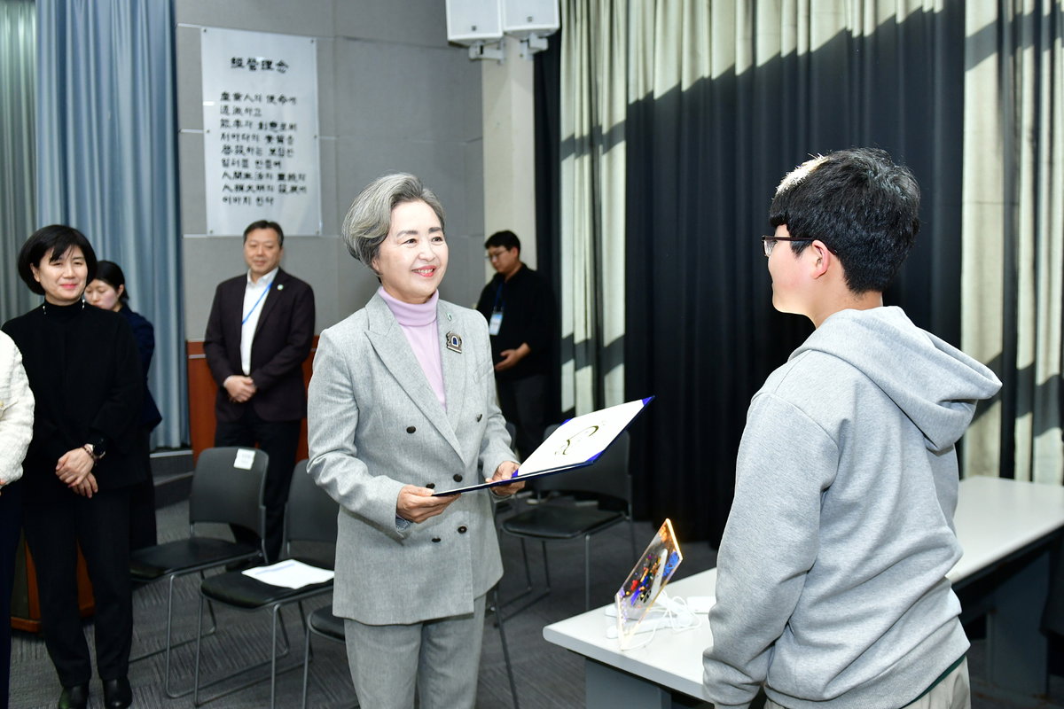 
▲서창희 꽃과어린왕자 이사장이 학생들에게 장학증서를 수여하고 있다.
