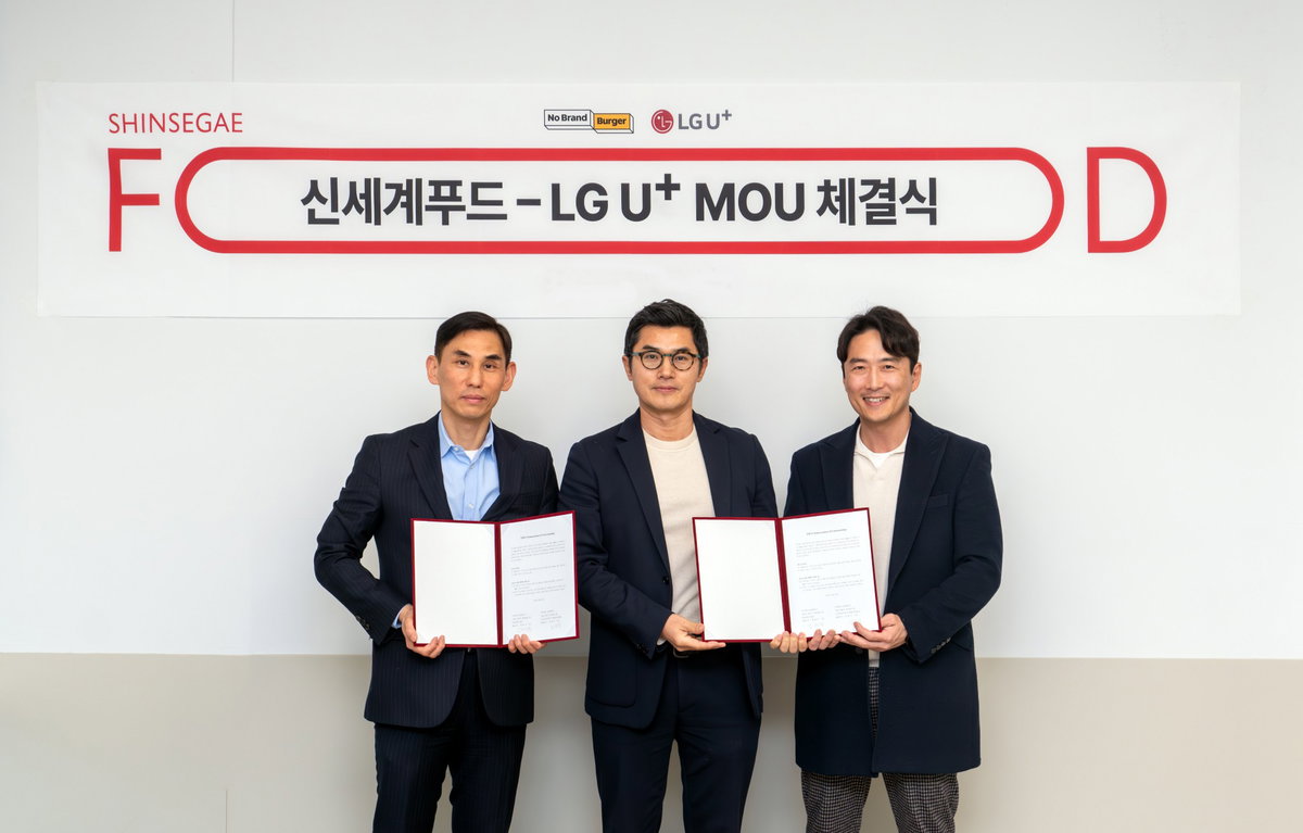▲(왼쪽부터) 김규식 신세계푸드 노브랜드 버거 FC담당 상무, 김현민 LG유플러스 수도권북부기업고객담당 상무, 박재강 LG유플러스 기업파트너담당

