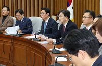 與 "민주당 국정협의회서 '반도체법·연금' 태도 불변 유감"