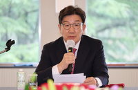 與 "추경한다면 15조원 예상…취약층 지원 대상 정부와 논의"