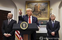 트럼프, 멕시코·캐나다산 관세 한 달 추가 유예