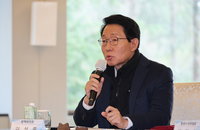 與 "중국산 철강 인증절차 강화 등 美관세폭탄 보호장치 마련"