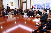 권성동 "추경 시급 처리해야", 박찬대 "알맹이 없는 쭉정이"