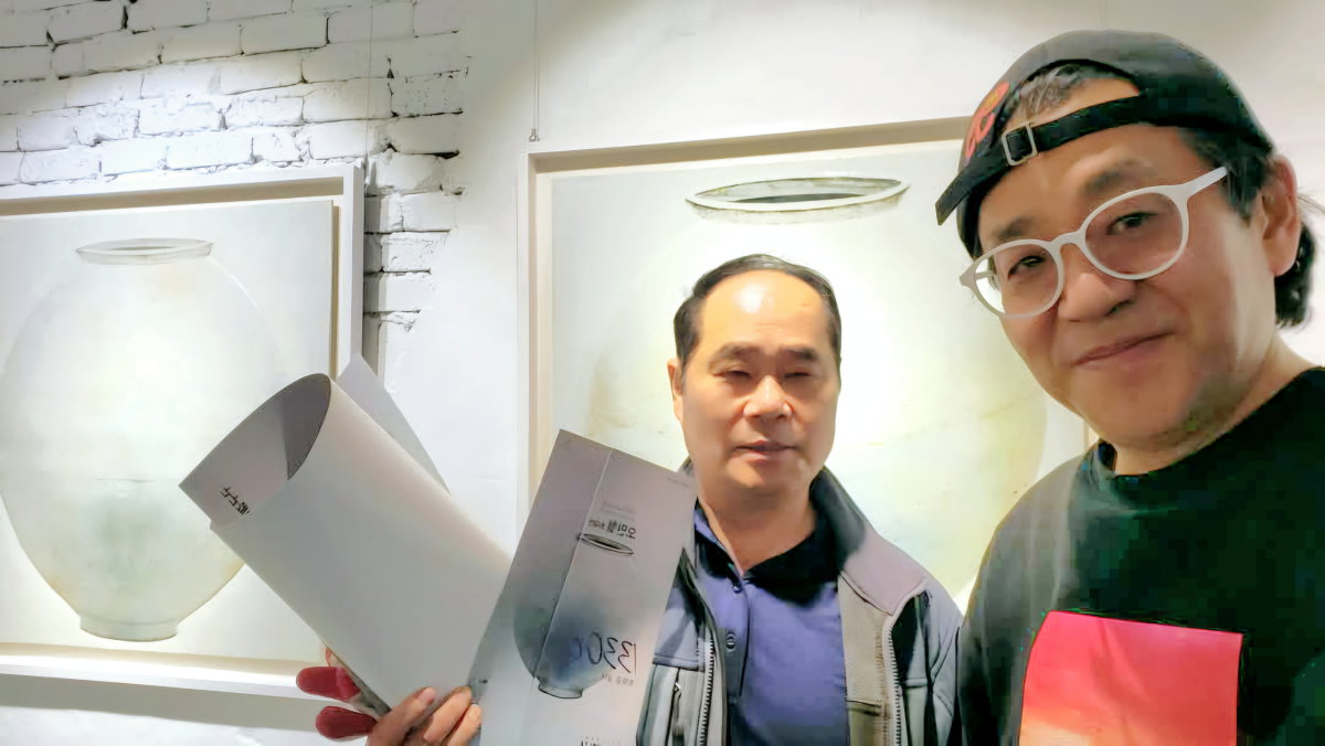[오만철 작가가 구구갤러리 전시에서 자신의 작품에 대해 설명하고 있다]