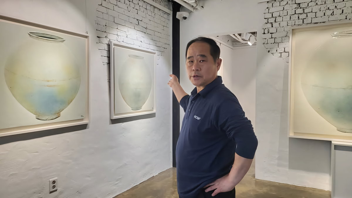[구구갤러리 구자민 대표와 오만철 작가]