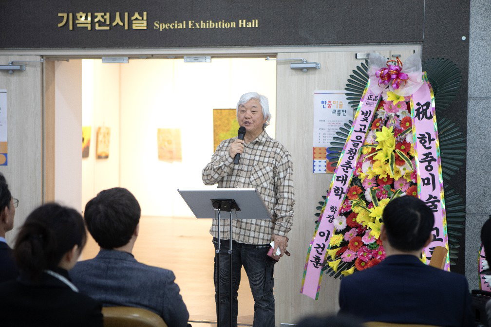 [한중미술협회 초대전에서 기념 인사를 하는 차홍규 회장, 사진제공 박철 사진작가] 