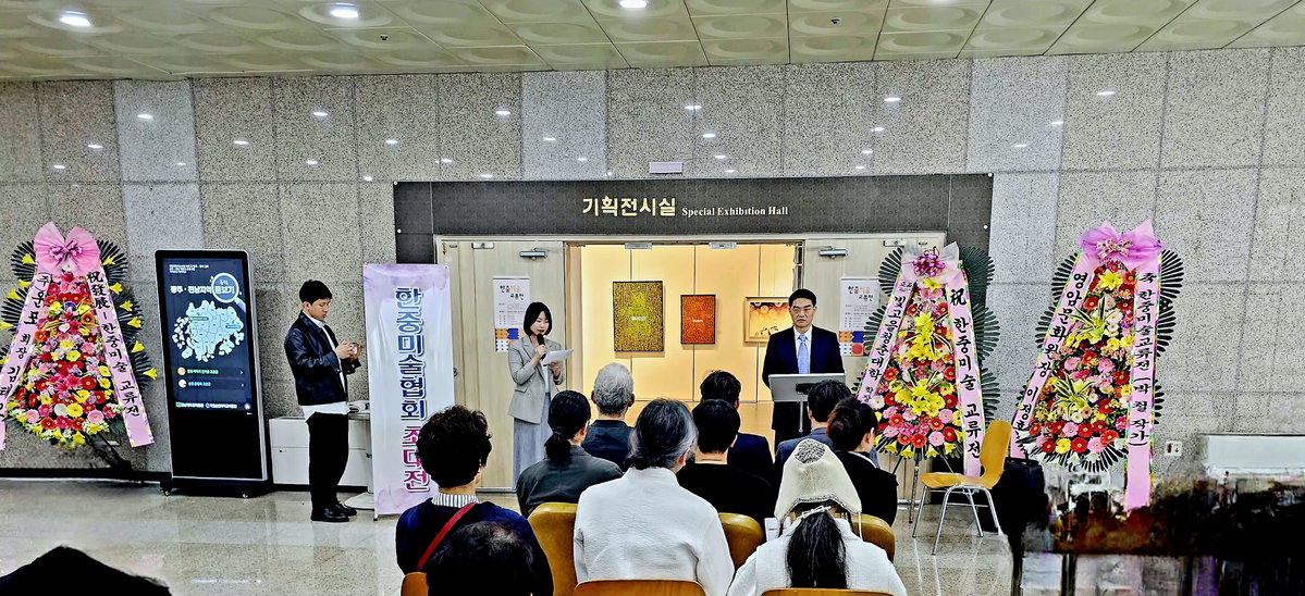 [한중미술협회 초대전에서 축하 연설을 하는 구징치 주광주 중국 총영사, 사진제공 박철 사진작가]