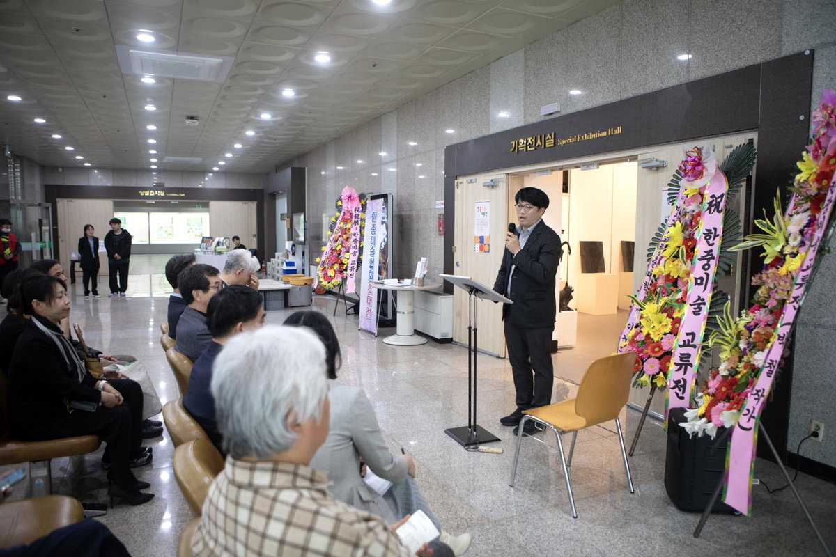 [한중미술협회 초대전에서 전시 총감독을 맡은 중국 하북미술대학 초빙교수 양병구 작가의 기념인사, 사진제공 박철 사진작가]