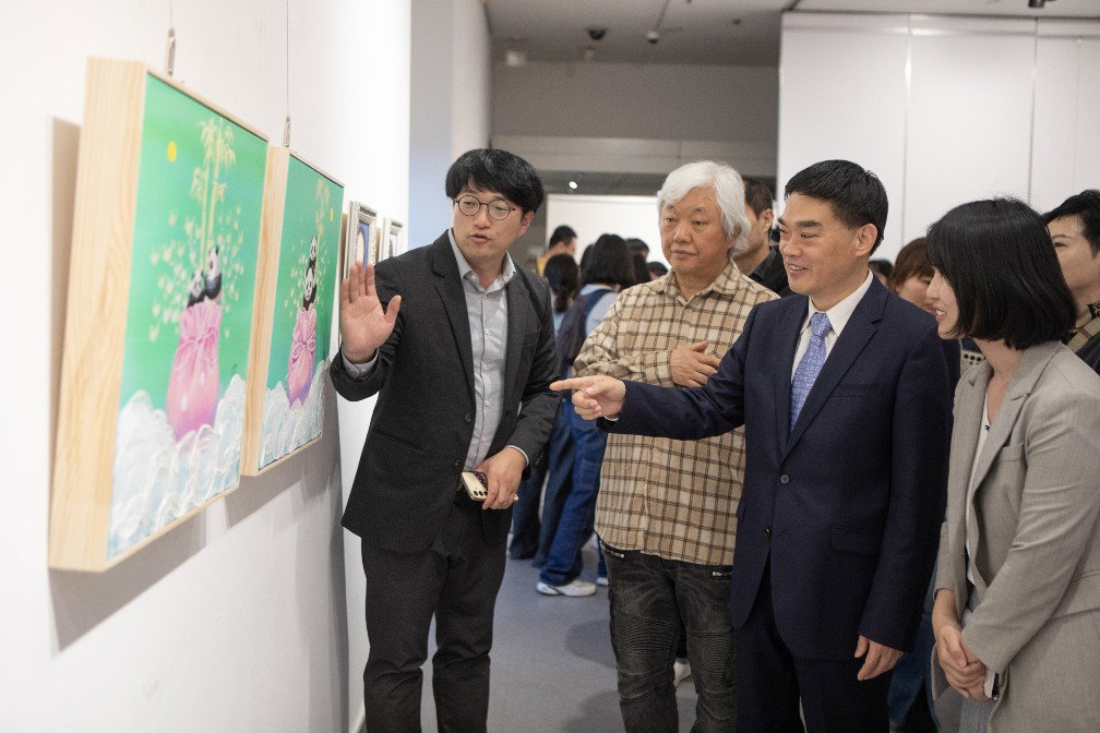 [양병구 작가가 한중 연결 고리인 판다 푸바오 작품에 대해 구징치 주광주 중국 총영사에게 안내하고 있다. 사진제공 박철 사진작가]