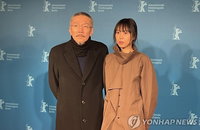 김민희·홍상수 감독 득남…혼외자 논란도