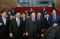 李 대선출마 공식화 "위대한 대한민국 향한 길 국민과 걷겠다"