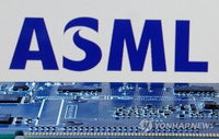 ASML, 기대 밑돈 실적에 주가 40% 급락…반도체 경기 회복 지연 우려