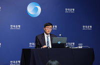 한은 총재 "美 관세로 어두운 터널…밝아질 때 기다리려 동결"