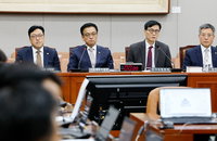 F4 잇따라 해외로…美재무·트럼프 경제교사 만난다
