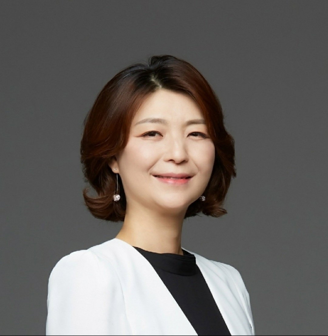 [도슨트로 작품 해설을 하는 갤러리Y 김용임대표]