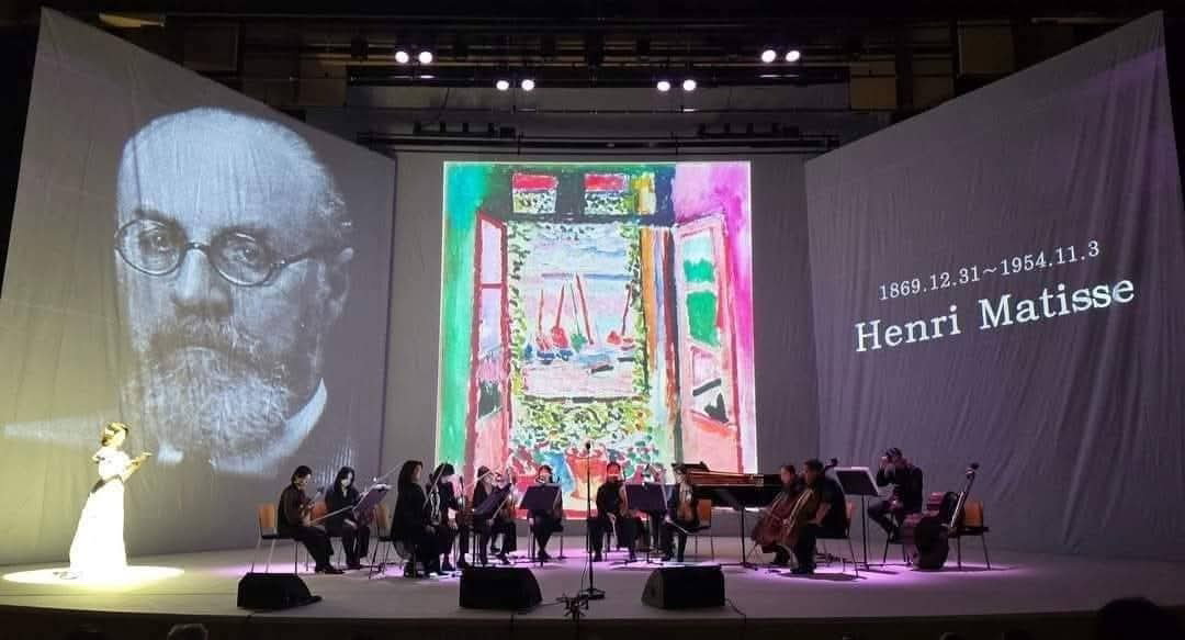 [2024 공간갤러리 콘서트, 연세대학교 100주년기념관 콘서트홀에서 갤러리Y 김용임대표가 도슨트로 작품 해설을 하고 있다]