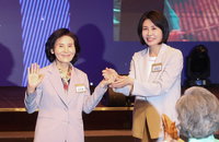 김혜경·설난영 여사, 선거운동 첫날 만나 인사
