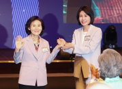 김혜경·설난영 여사, 선거운동 첫날 만나 인사