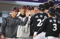 LG대 롯데 난타전…투수 윤성빈 1이닝 9실점