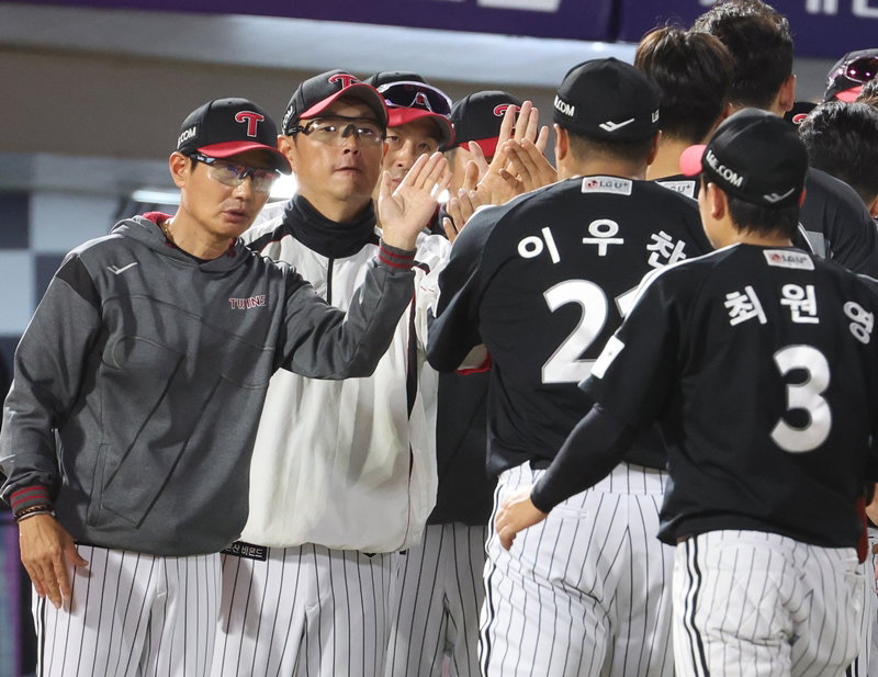 LG 염경엽 감독과 선수들