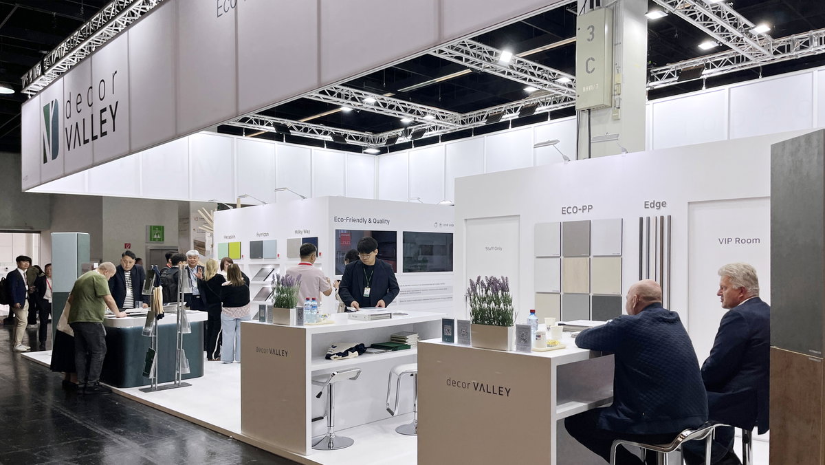 [세계최대 가구박람회 인터줌 어워드(Interzum Award 2025)에서 한국기업으로 최초 3개 본상 수상한 데코밸리(주) 전시관 ]