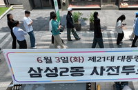 일부 사전투표소 앞 중국인 투표 감시 논란