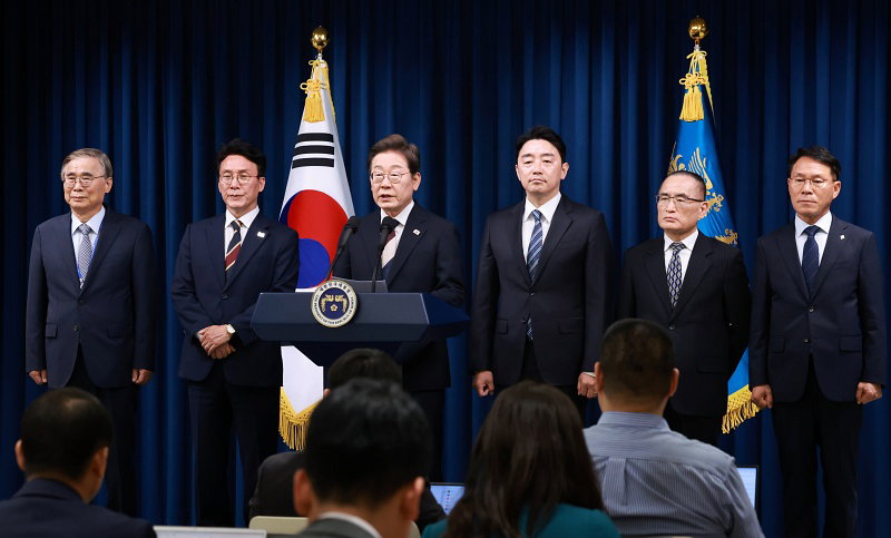왼쪽부터 이종석 국가정보원장 후보자, 김민석 국무총리 후보자, 이 대통령, 강훈식 대통령비서실장, 위성락 안보실장, 황인권 대통령경호처장.