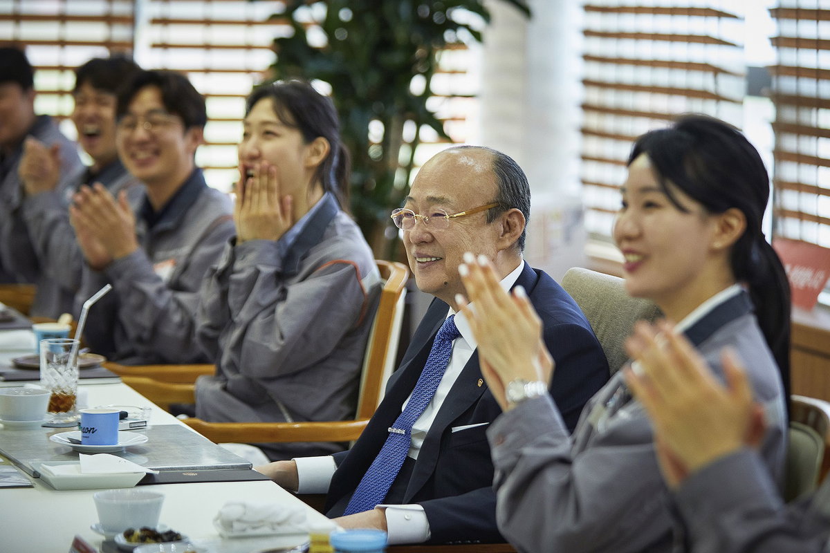 ▲김승연 회장이 한화토탈에너지스 대산공장 직원들과 오찬을 하며 환담을 나누고 있다.
