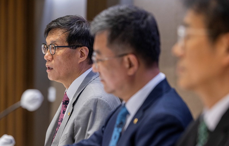 상반기 물가 관련 질문에 답하는 이창용 한은 총재
