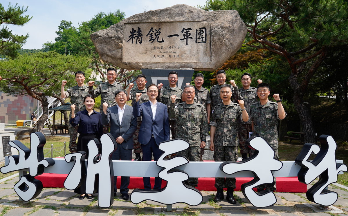 
▲효성은 19일 육군 1군단 광개토부대를 방문해 위문금을 전달했다. 이정원 효성 커뮤니케이션실장(앞줄 왼쪽에서 세 번째)과 주성운 육군 1군단장(오른쪽에서 세 번째)이 기념사진을 촬영하고 있다.


